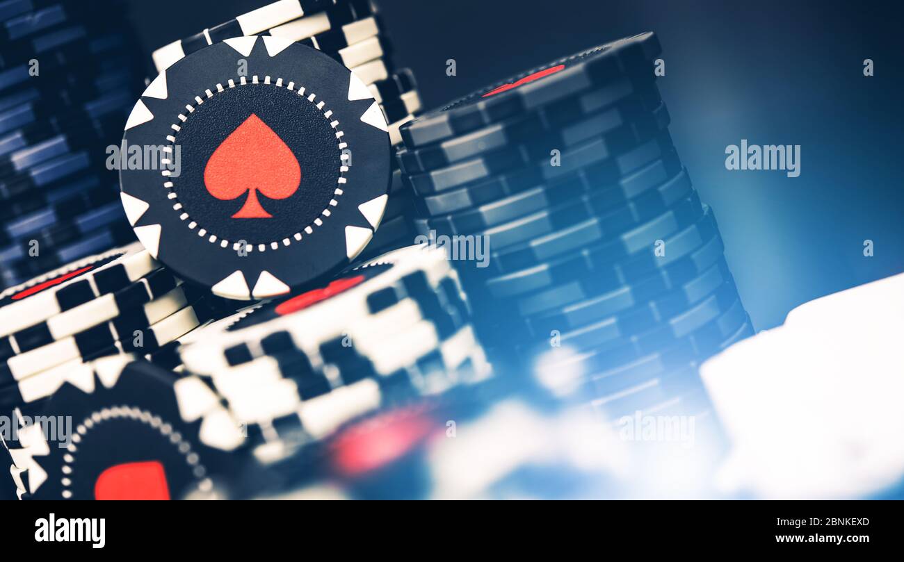 Nahaufnahme Von Mehreren Stacks Von Casino Poker Schwarz-Weiß-Chips Mit Red Pik Bild. Stockfoto