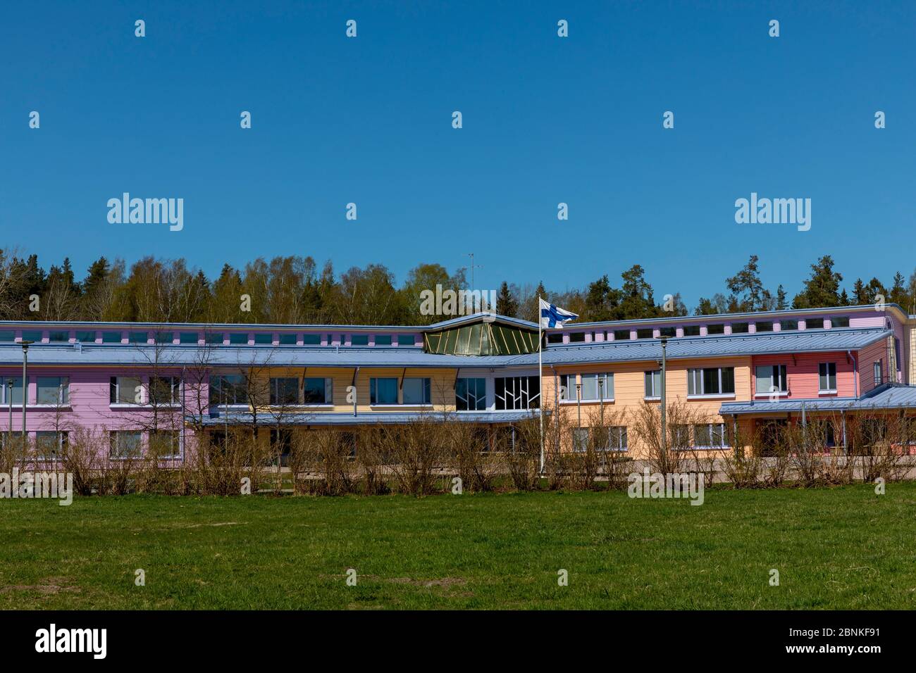 Buntes Schulgebäude in Espoo, Finnland, ohne Menschen Stockfoto