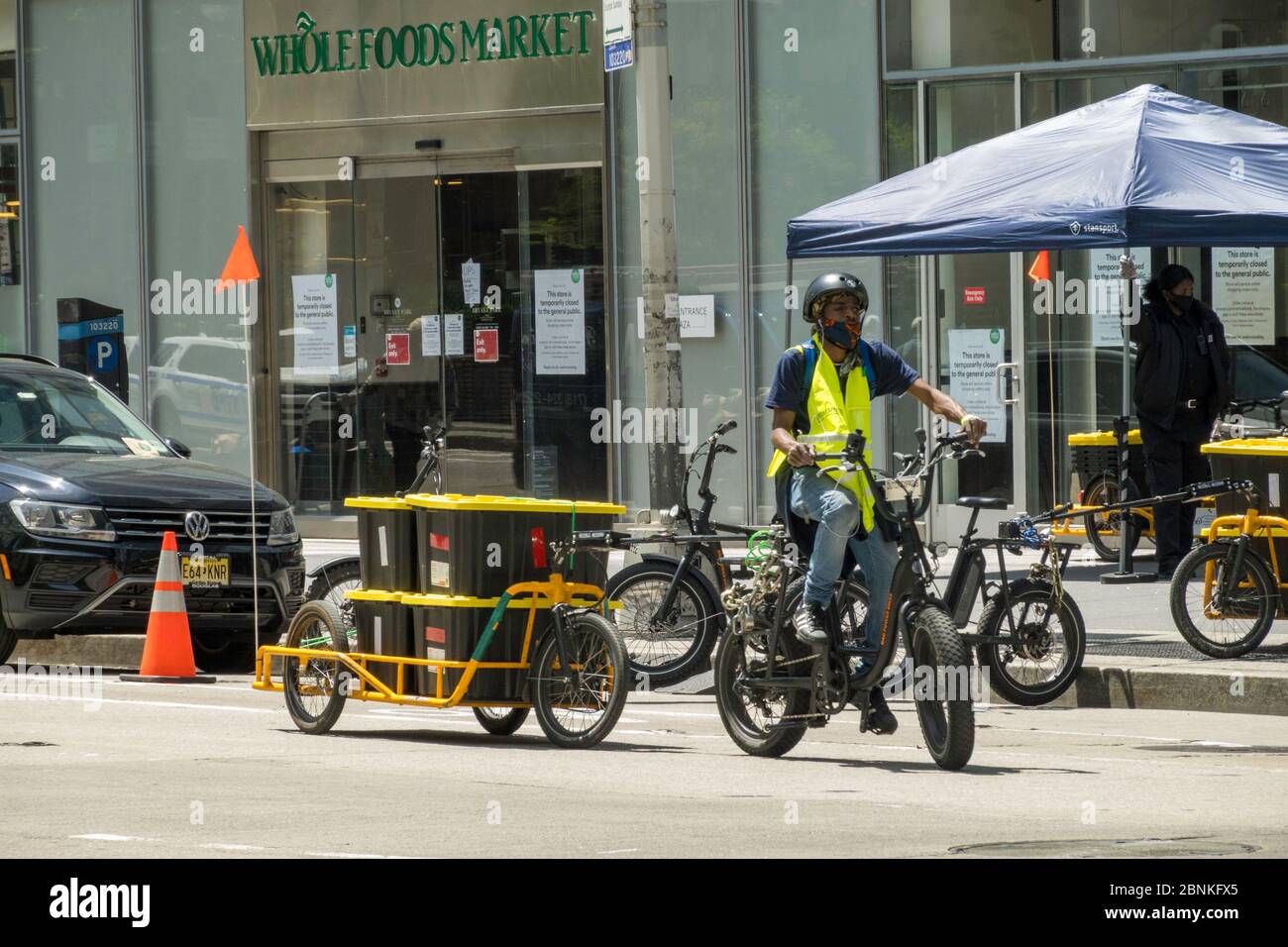 Whole Foods Market setzt Carla Cargo Anhänger mit E-Bike für die Lebensmittellieferung in Midtown Manhattan während der COVID-19 Pandemie in New York City, USA ein Stockfoto