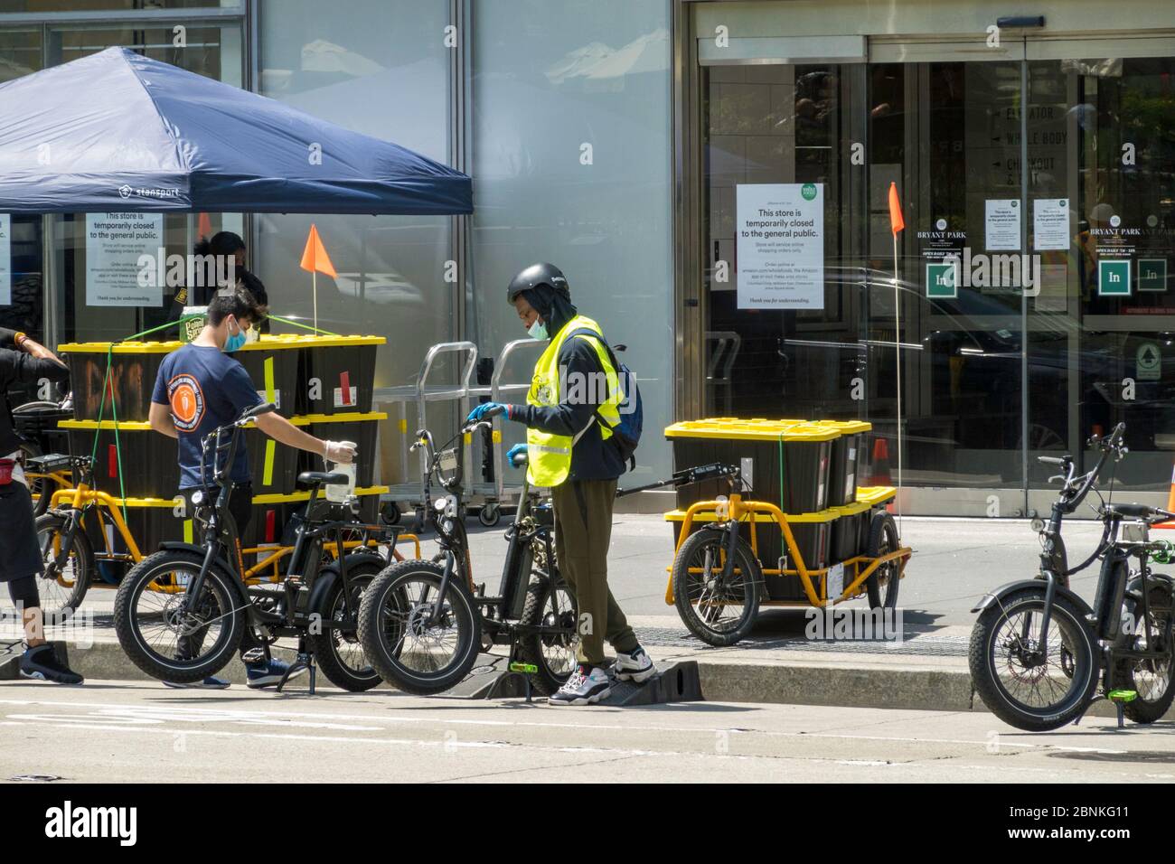 Whole Foods Market setzt Carla Cargo Anhänger mit E-Bike für die Lebensmittellieferung in Midtown Manhattan während der COVID-19 Pandemie in New York City, USA ein Stockfoto