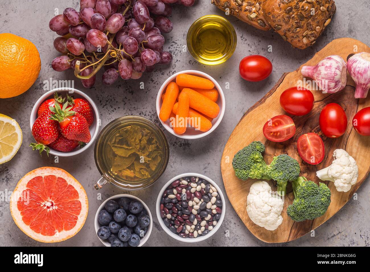 Lebensmittel, die das Risiko für Krebs senken könnten, Draufsicht. Stockfoto