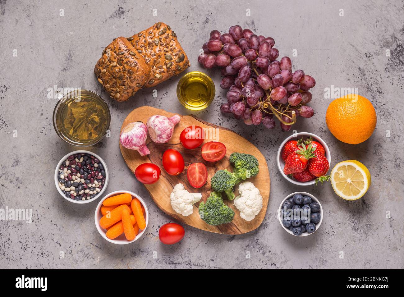 Lebensmittel, die das Risiko für Krebs senken könnten, Draufsicht. Stockfoto