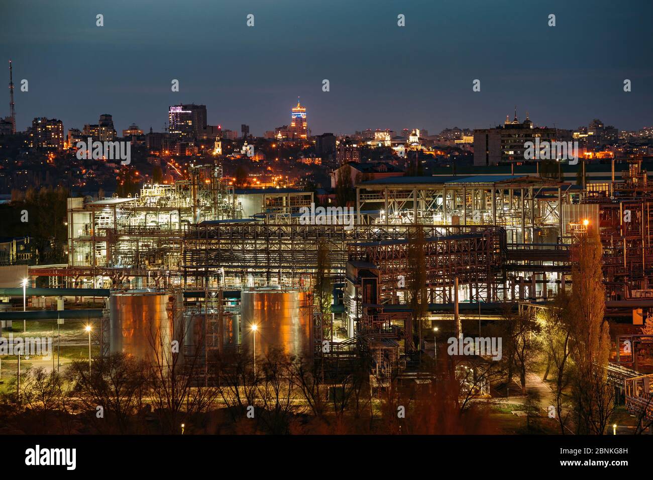 Chemische Fabrik in der Nacht. Herstellung von Thermoplasten in Voronezh Synthetic Rubber Plant Stockfoto