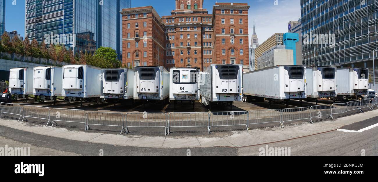 Kühltrucks, die im NYC Büro für medizinische Prüfer hinter dem Bellevue Krankenhaus für die überwältigende Menge an Todesfällen geparkt wurden Stockfoto