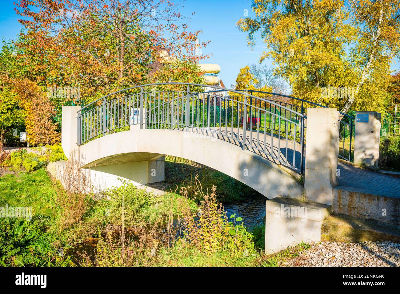 Neu gestaltete Kurpark in Bad Dürkheim, die Isenach umgeleitet wurde, Park mit exotischen Pflanzen, Brücke Stockfoto