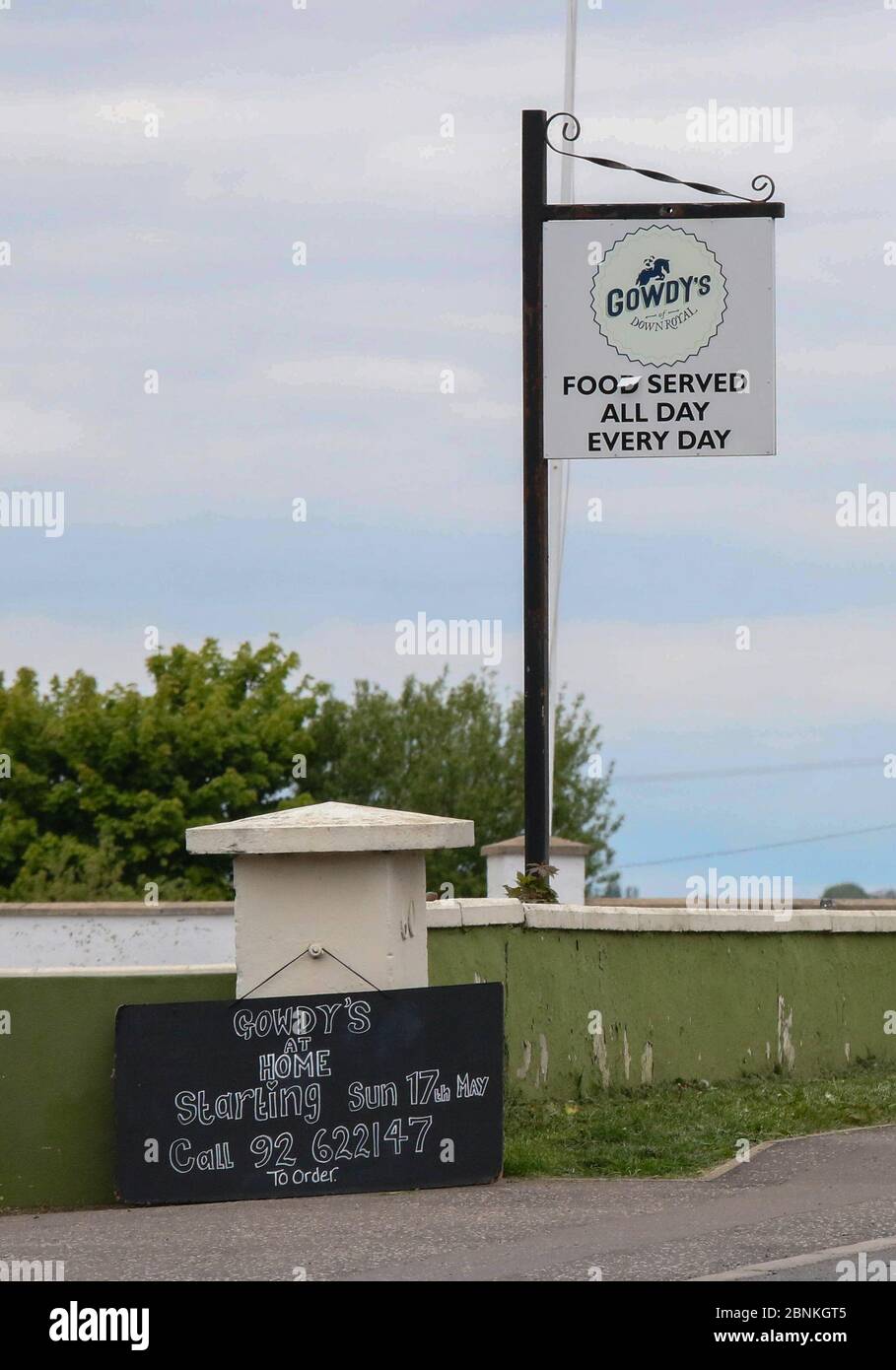 Die Royal Racecourse, The Maze, Lisburn, Nordirland. 15 Mai 2020. Ein grauer, aber trockener Tag auf der berühmten Down Royal Racecourse. Der Platz ist geschlossen, aber das angrenzende Restaurant Gowdy's of Down Royal bietet diesen Sonntag (17. Mai 2020) einen Take-away-Service an, da Unternehmen mit den finanziellen Auswirkungen der Coronavirus-Pandemie kämpfen. Kredit: CAZIMB/Alamy Live News. Stockfoto