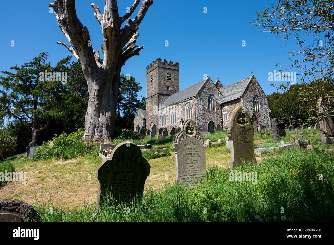 Blauer Himmel über der St Mellons Parish Church, Cardiff, Großbritannien. Stockfoto