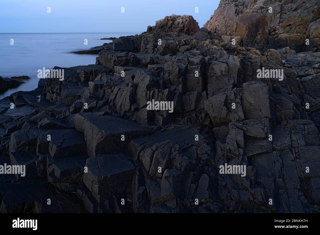 Schweden,Skåne,Kullen Halbinsel,Felsen und Felsbrocken auf See Stockfoto
