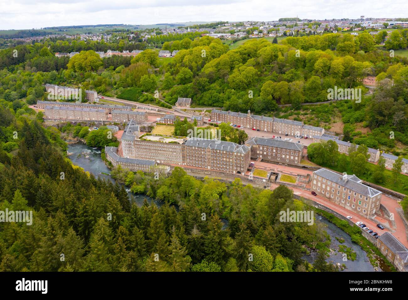 Luftaufnahme des New Lanark World Heritage Site während der Covid-19-Sperrung geschlossen, neben dem Fluss Clyde in South Lanarkshire, Schottland, Großbritannien Stockfoto