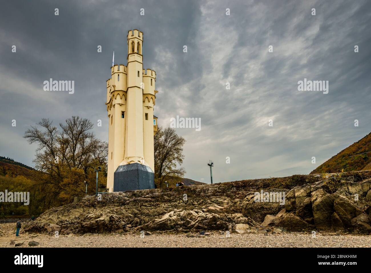 Mäuseturm in Bingen am Rhein bei Niedrigwasser, Beginn des Mittelrheintals, ehemaliger Mautturm auf der Mäuseturm-Insel am Binger Loch, UNESCO-Welterbe Oberes Mittelrheintal, Rhein-nahe-Ecke Stockfoto