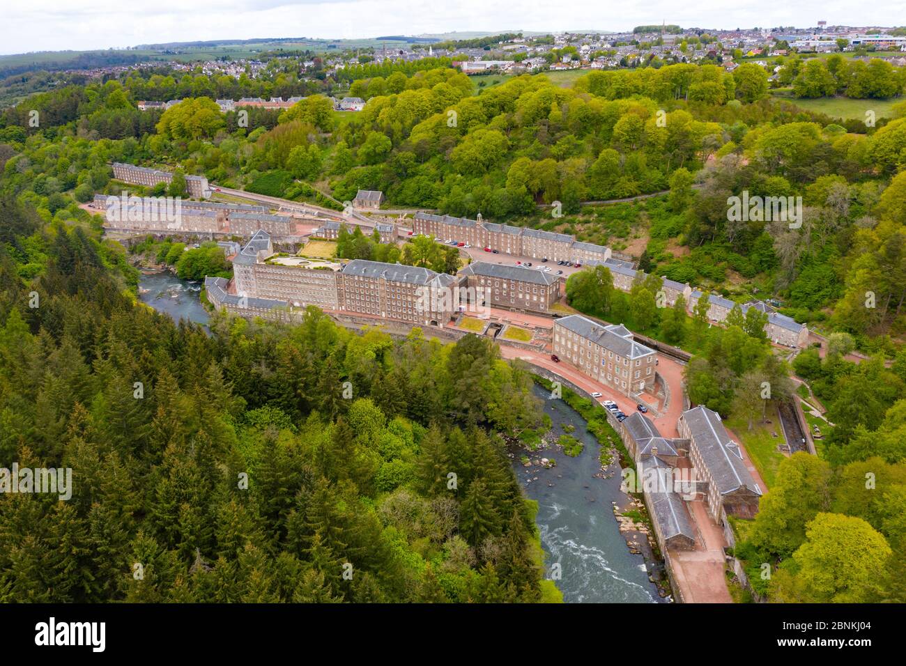 Luftaufnahme des New Lanark World Heritage Site während der Covid-19-Sperrung geschlossen, neben dem Fluss Clyde in South Lanarkshire, Schottland, Großbritannien Stockfoto