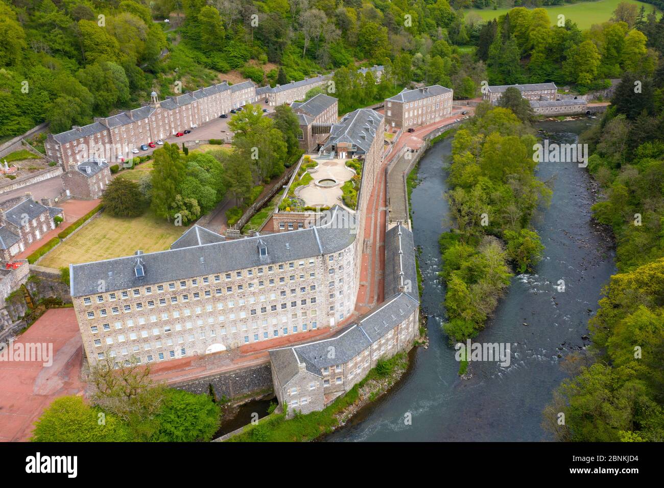 Luftaufnahme des New Lanark World Heritage Site während der Covid-19-Sperrung geschlossen, neben dem Fluss Clyde in South Lanarkshire, Schottland, Großbritannien Stockfoto