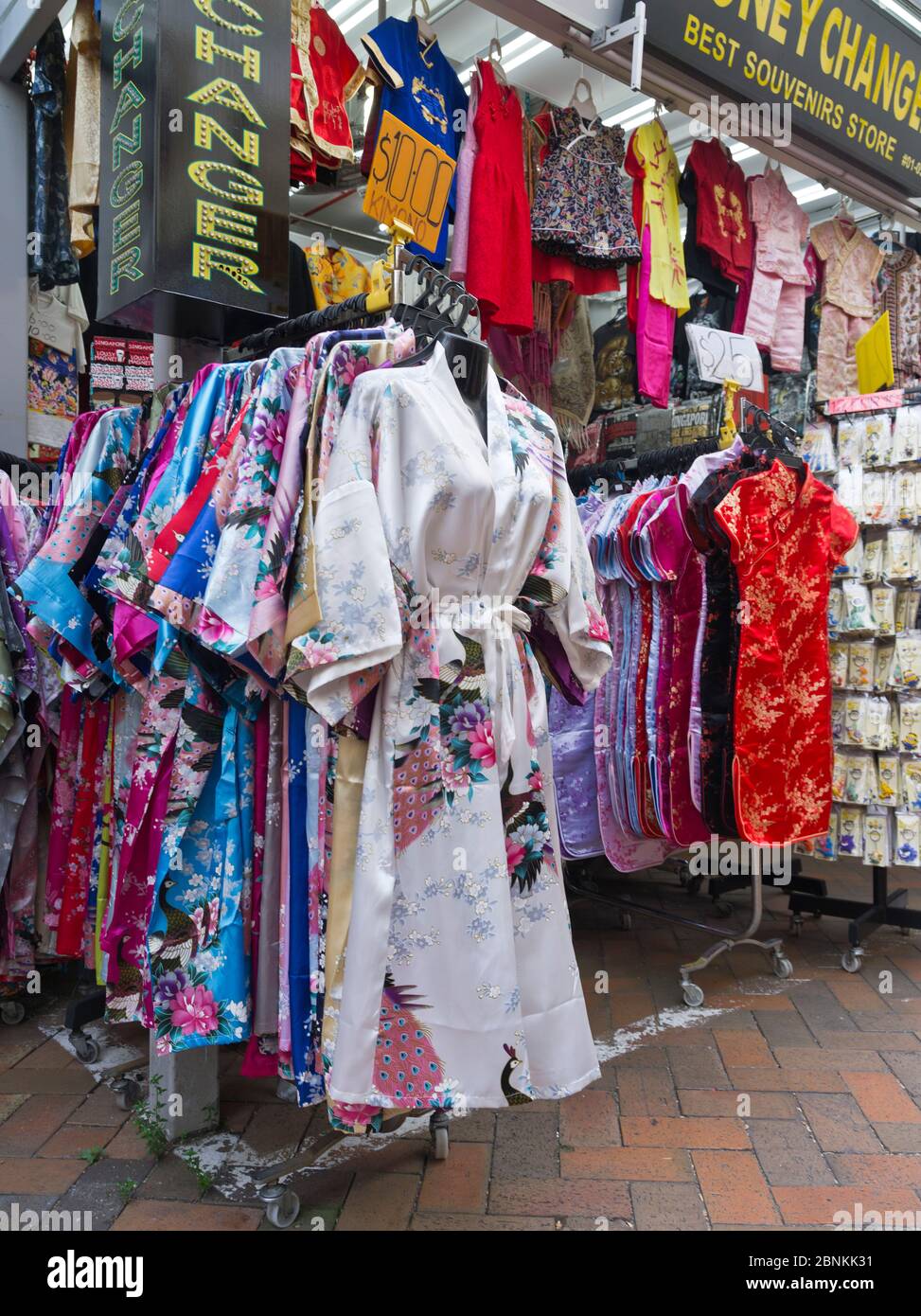 dh chinesische Geschäfte CHINATOWN SINGAPUR Seiden Morgenmäntel Shop Display Damen Kleidung Kleider Kleid Geschäft Stockfoto