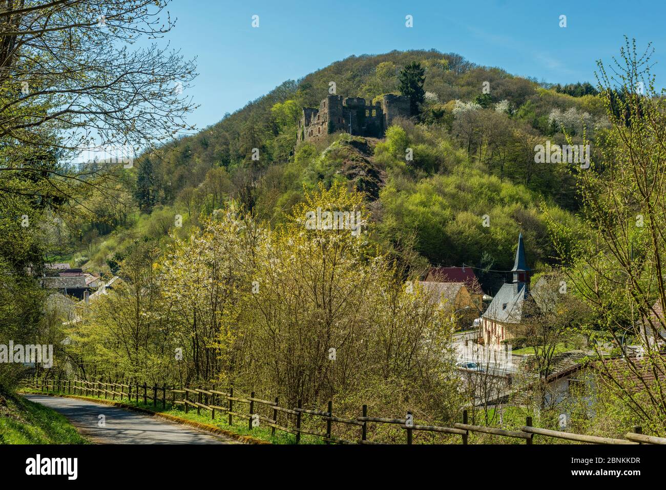 Dalburg bei Dalberg im Gräfenbachtal im Landkreis Bad Kreuznach, eine Spornburg mit einem Grabenstich-Panorama, erbaut von Godebold von Weyersbach, heute Besitzer: Prinz zu Salm-Salm, Stockfoto