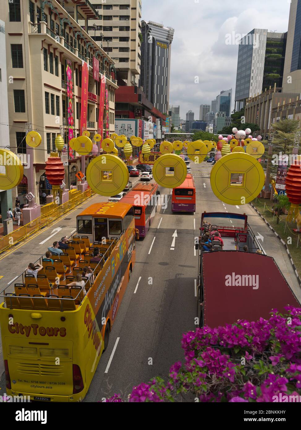 dh Chinese Street CHINATOWN SINGAPUR Neujahrsdekorationen Touristen Opentop Sightseeing Doppeldeckerbus mit offenem Oberdeck Stockfoto