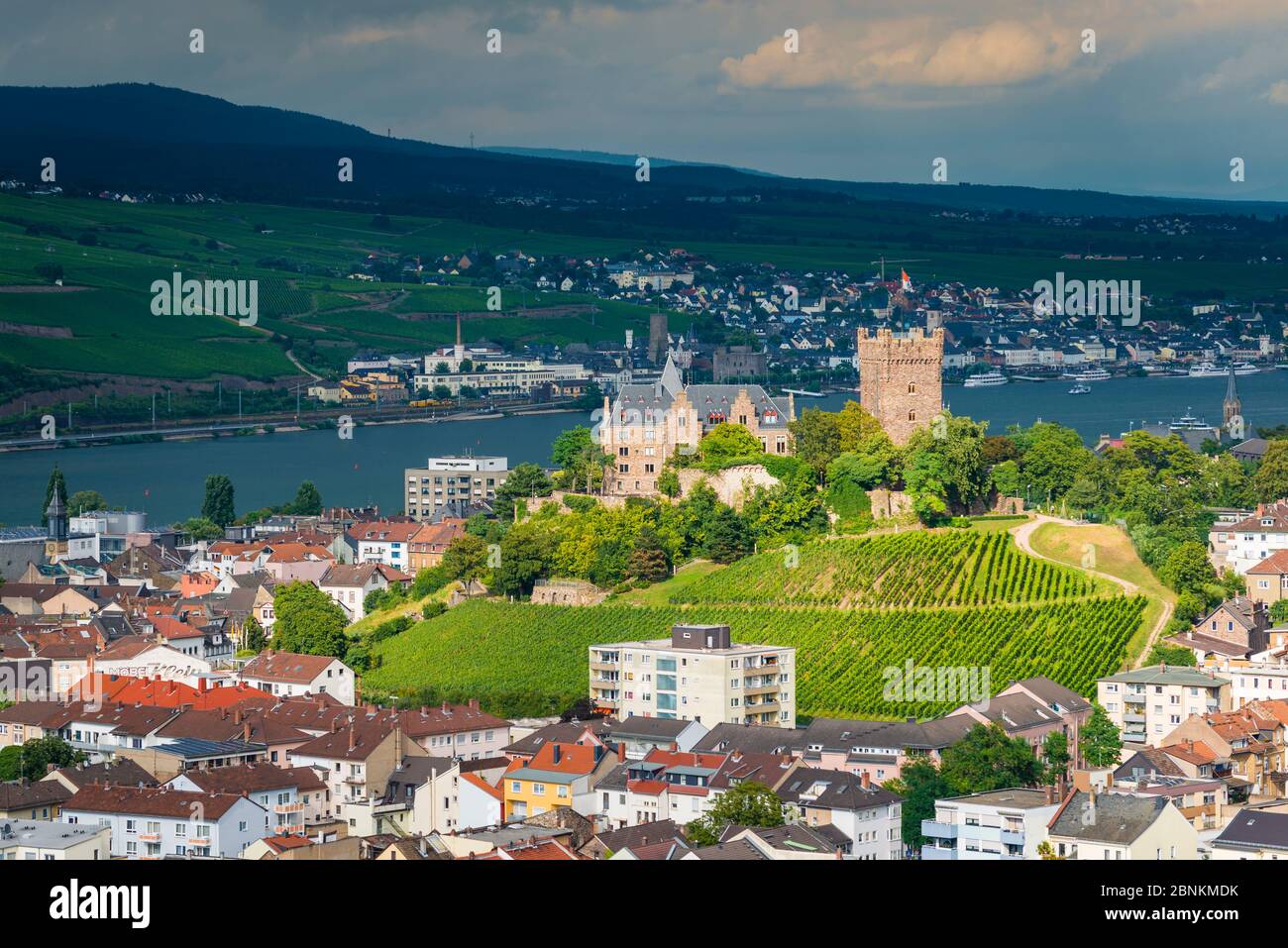 Schloss Klopp in Bingen am Rhein, neugotische Hügelburg mit markantem Bergwerk, Rheinromantik pur, UNESCO-Welterbe Oberes Mitelrheintal, im Hintergrund die Stadt Rüdesheim, Stockfoto