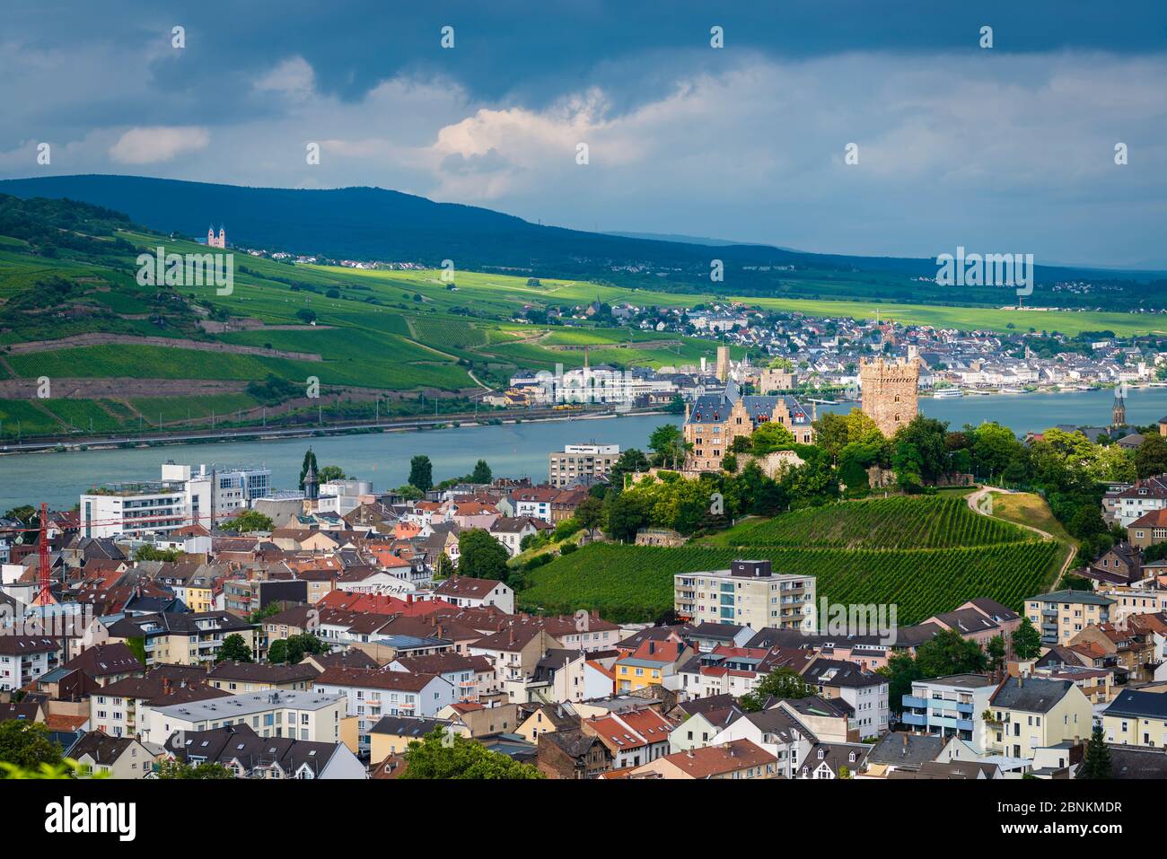Schloss Klopp in Bingen am Rhein, neugotische Hügelburg mit markantem Bergwerk, Rheinromantik pur, UNESCO-Welterbe Oberes Mitelrheintal, im Hintergrund die Stadt Rüdesheim, Stockfoto