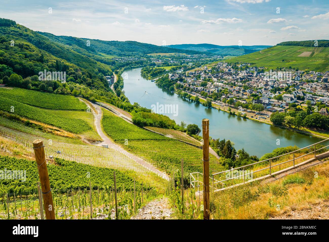 Burg Landshut bei Bernkastel-Kues, Blick auf Kues, eine der schönsten Moselburgen, ebenfalls sehenswert Moselschlaufe, Stockfoto