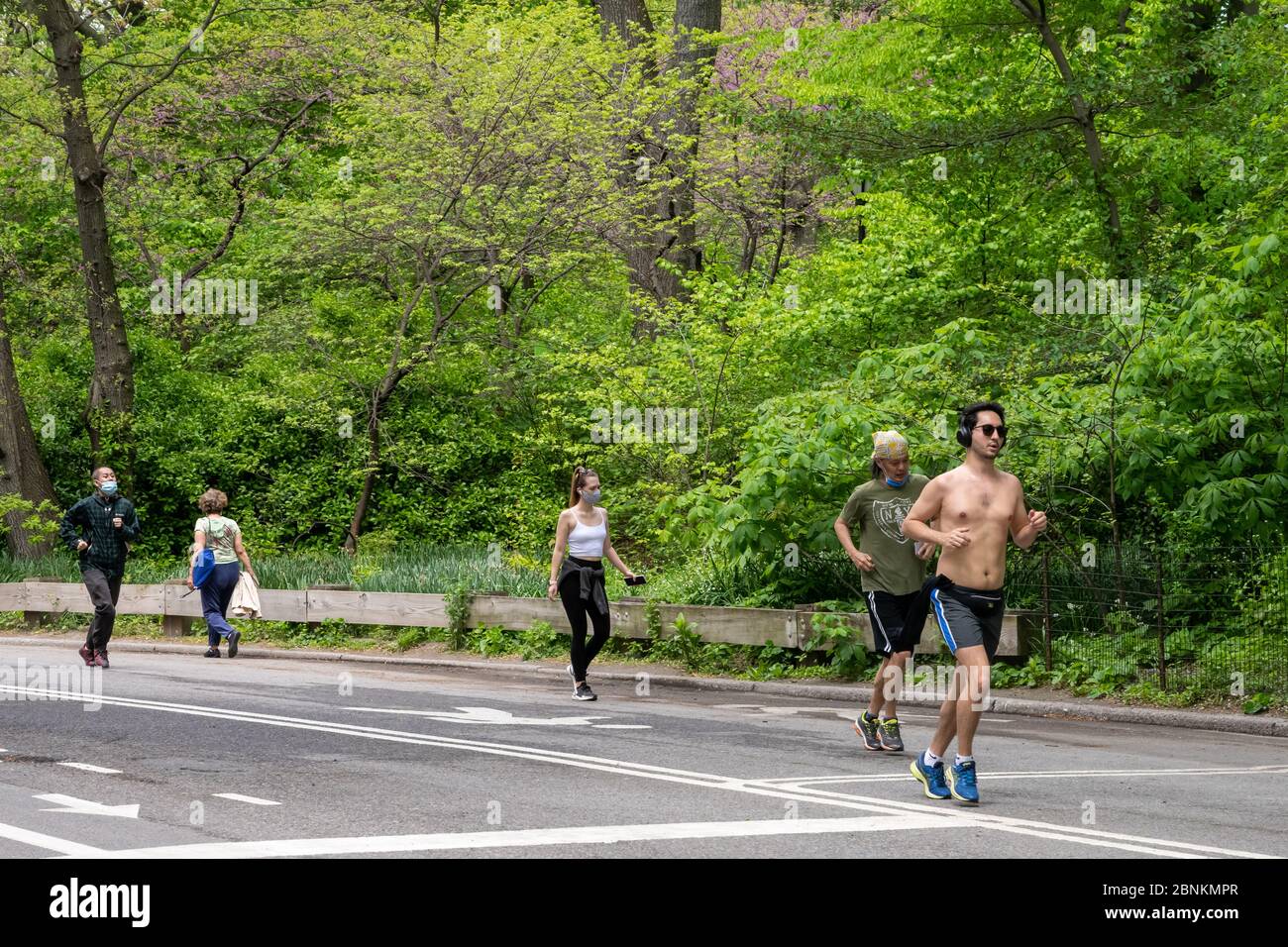 New York, USA. Mai 2020. Die meisten Menschen haben Gesichtsmasken, aber nicht alle tragen sie richtig während der Bewegung im Central Park während der Coronavirus-Krise. Kredit: Enrique Shore/Alamy Live News Stockfoto