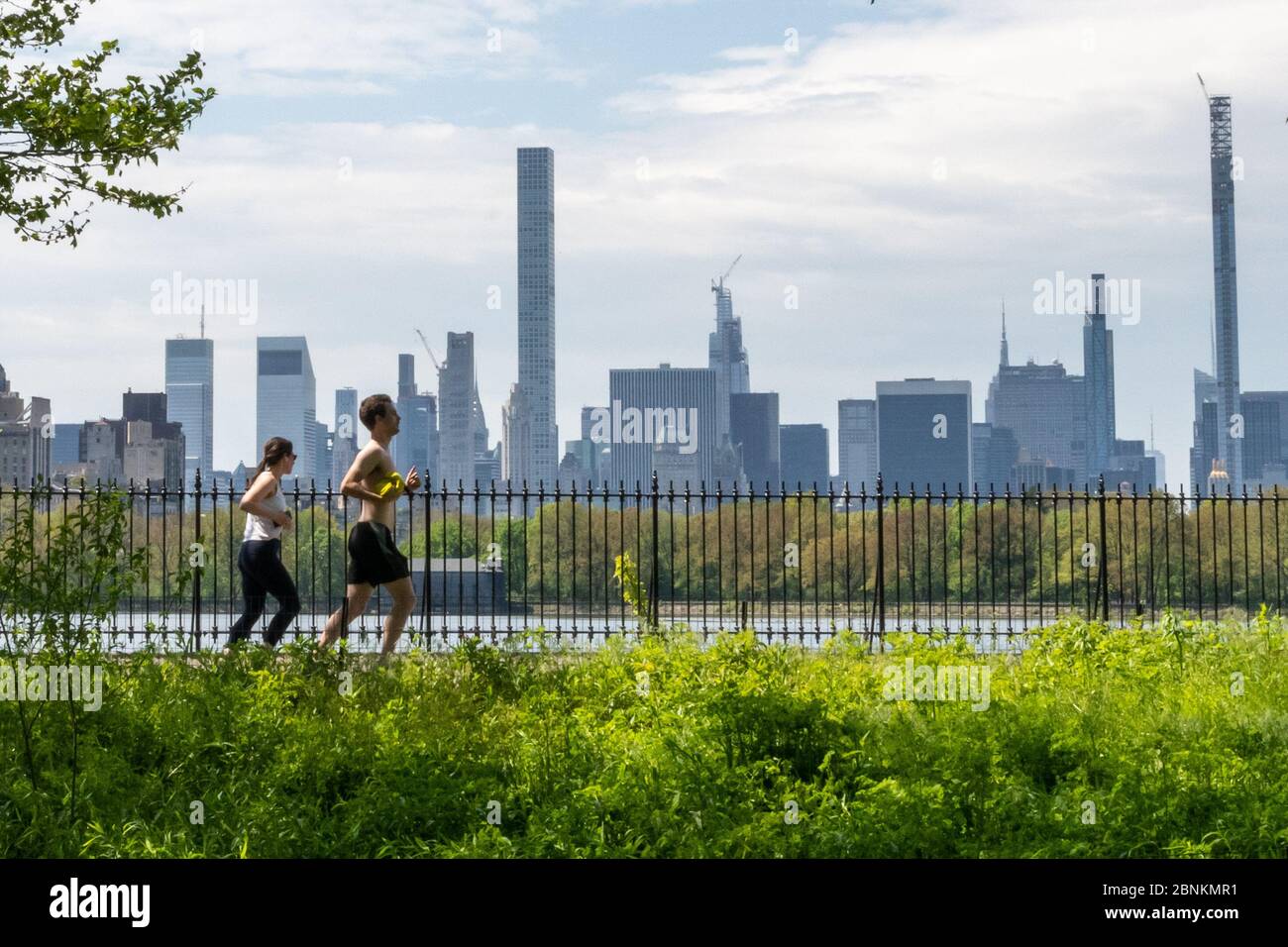 New York, USA. Mai 2020. Menschen, die während der Coronavirus-Krise neben dem Central Park Reservoir in New York City ohne Gesichtsmasken joggen. Kredit: Enrique Shore/Alamy Live News Stockfoto