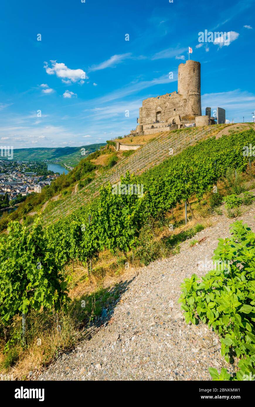 Burg Landshut bei Bernkastel-Kues, Blick auf Kues, eine der schönsten Moselburgen, ebenfalls sehenswert Moselschlaufe, Stockfoto