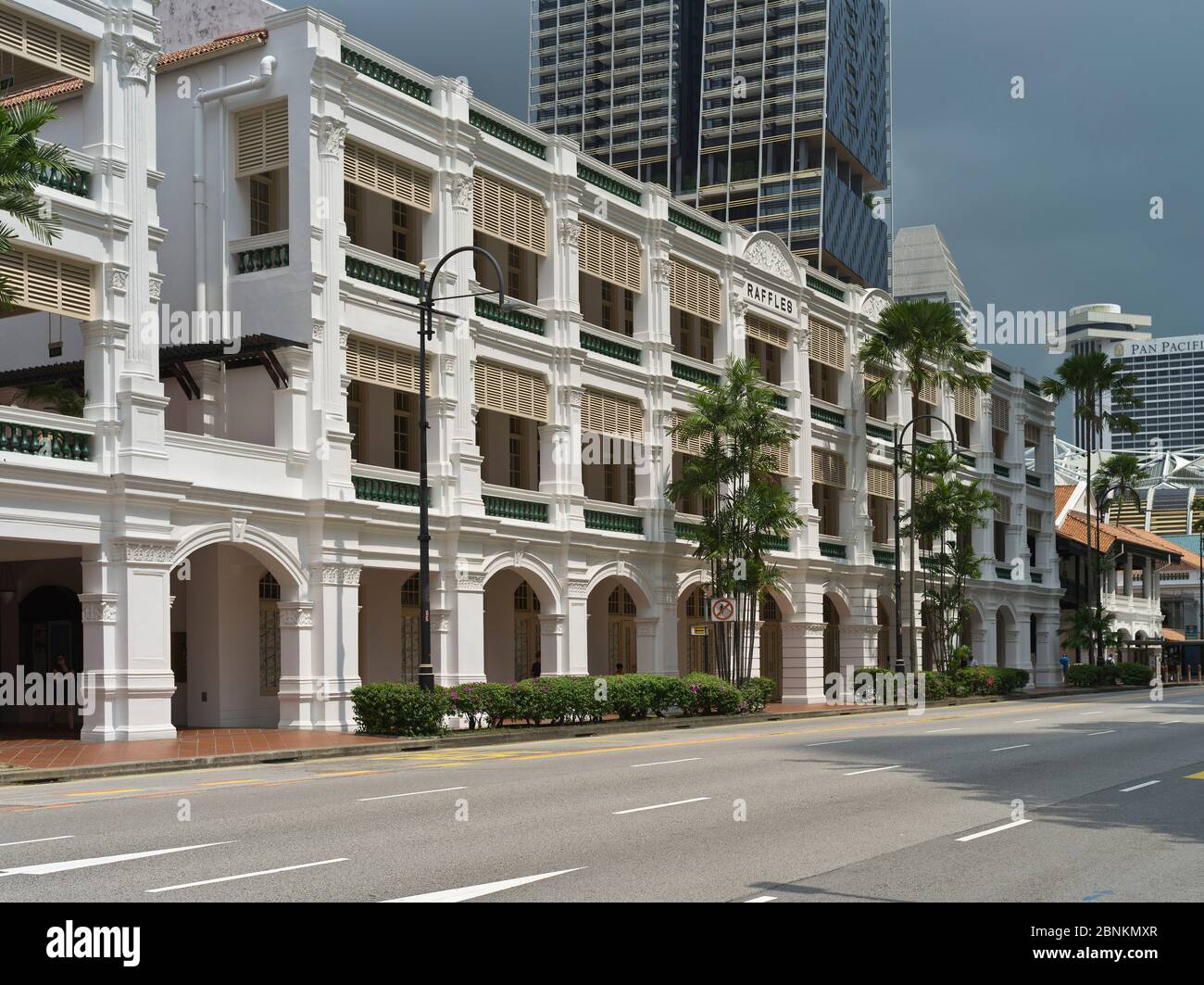 dh Traditionelles Kolonialgebäude RAFFLES HOTEL SINGAPUR Außenarchitektur Niemand Hotels Gebäude Stockfoto