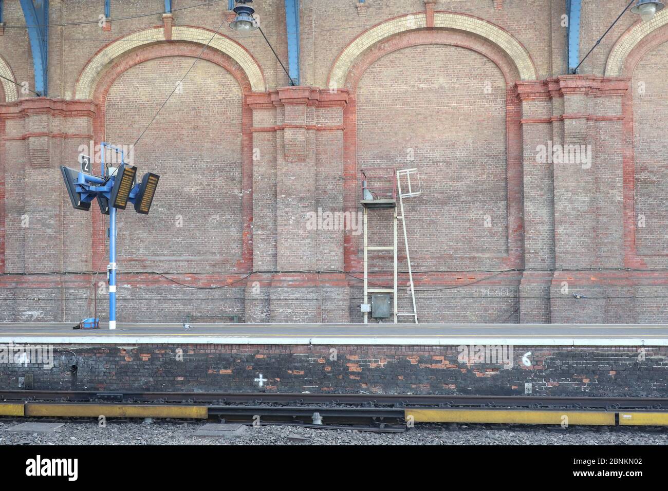 Personen, die während der Sperrung von Covid-19 vom Bahnhof Lewes aus anreisen Stockfoto