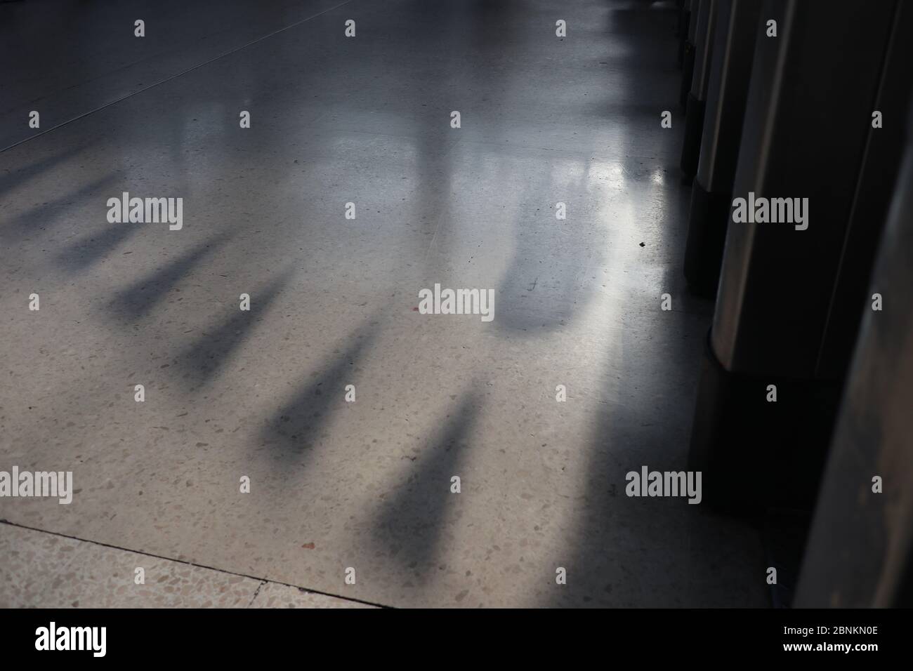 Der Fußboden der Brighton Station zeigt Schatten von Flaggen und Menschen Stockfoto