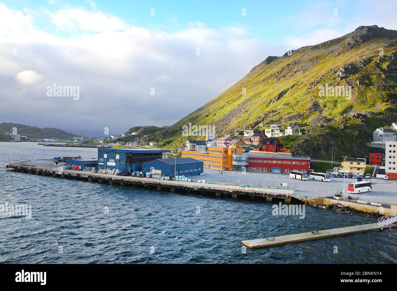 Hafen von Honningsvag, die nördlichste Stadt in Norwegen. Es befindet sich in der Gemeinde Nordkapp in Troms Og Finnmark County. Stockfoto