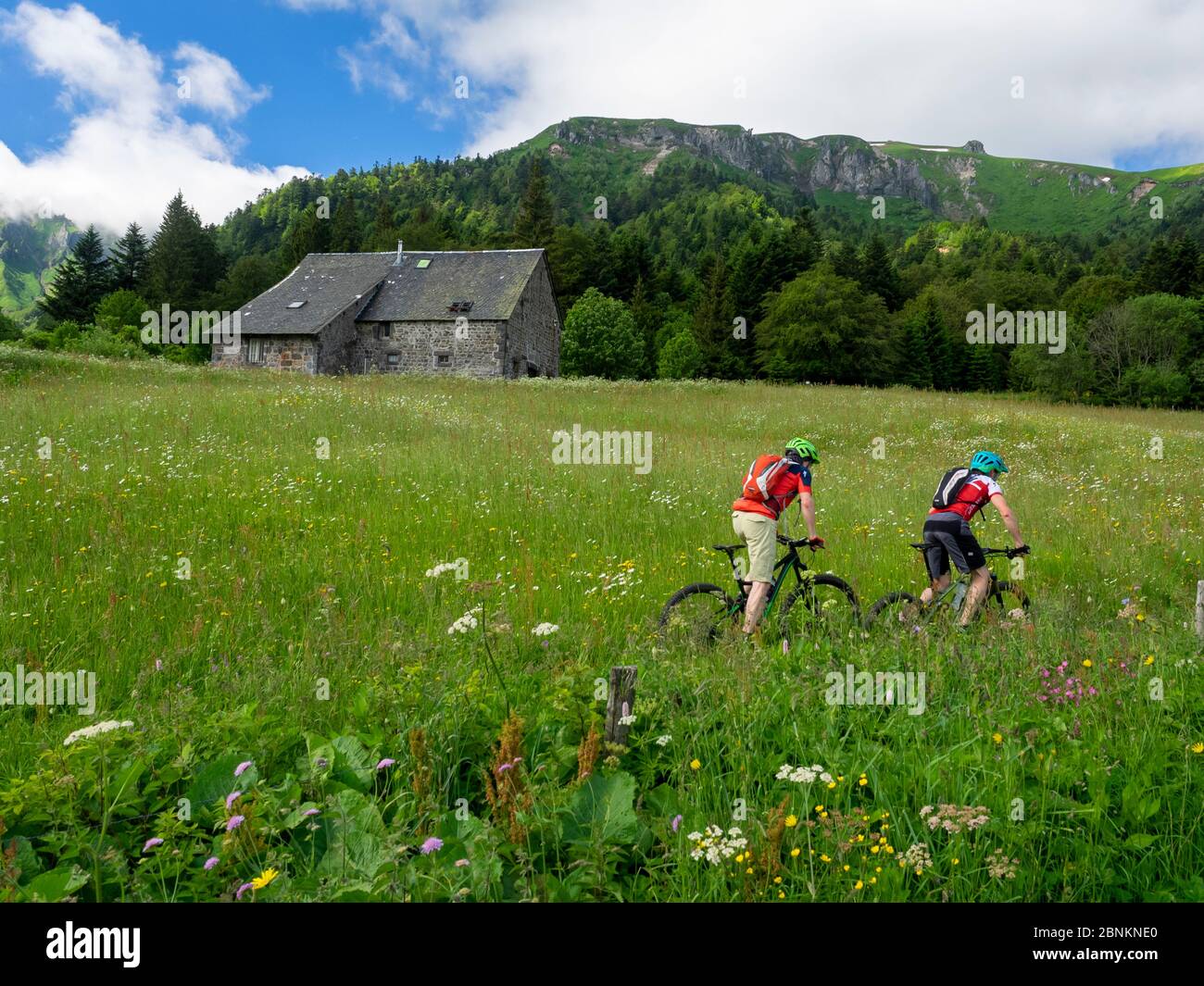 Mountainbiker vor einer Hütte in der Nähe von Montdore im Zentralmassiv in Frankreich. Stockfoto