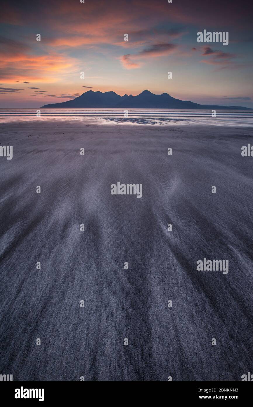 Dämmerung an der Bucht des Laig, Insel Eigg in Richtung Insel Rum, Innere Hebriden, Schottland, UK, April 2014. Stockfoto