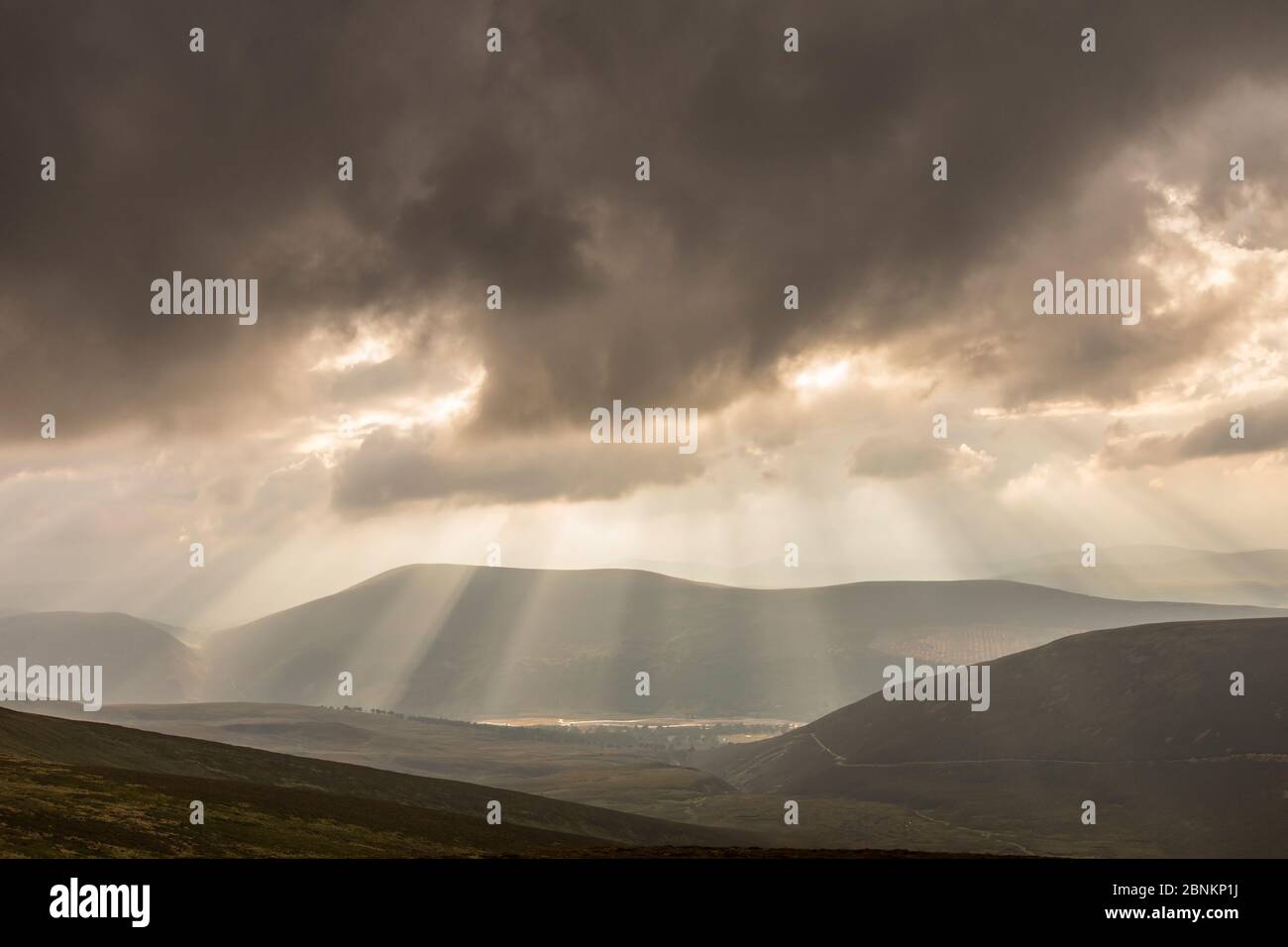 Die Wellen des Lichtes über Glenfeshie, Cairngorms National Park, Schottland, UK, September 2013. Stockfoto