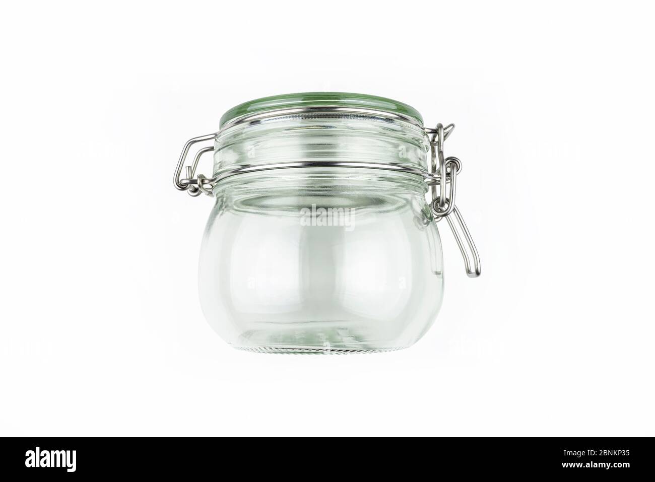 Geschlossenes Glasgefäß mit Metallriegel, isoliert auf weißem Hintergrund mit Clipping-Pfad. Stockfoto