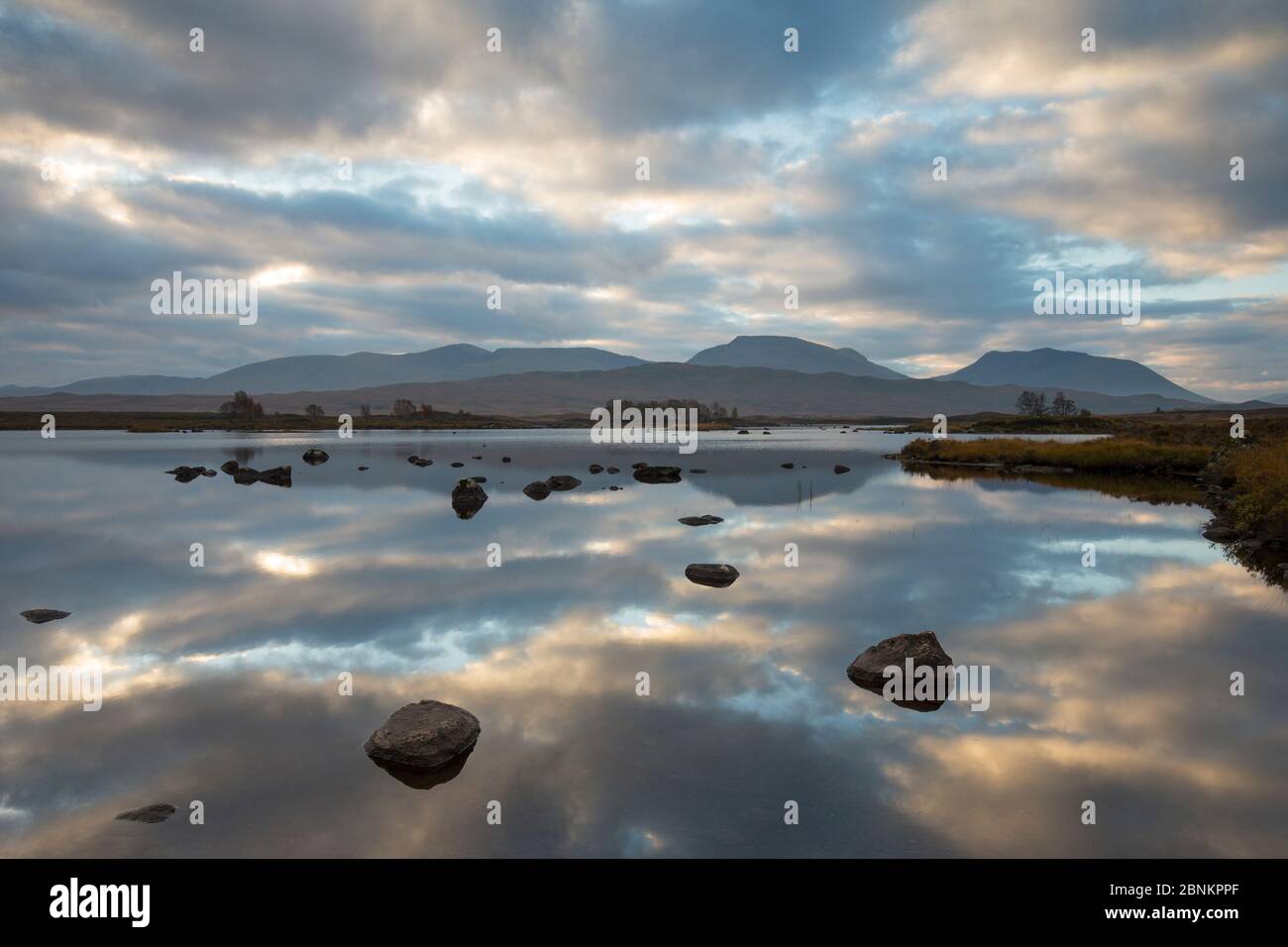Dawn Reflexionen am Loch Baa, Rannoch Moor, Glencoe, Lochaber, Schottland, Großbritannien, Oktober 2014. Stockfoto