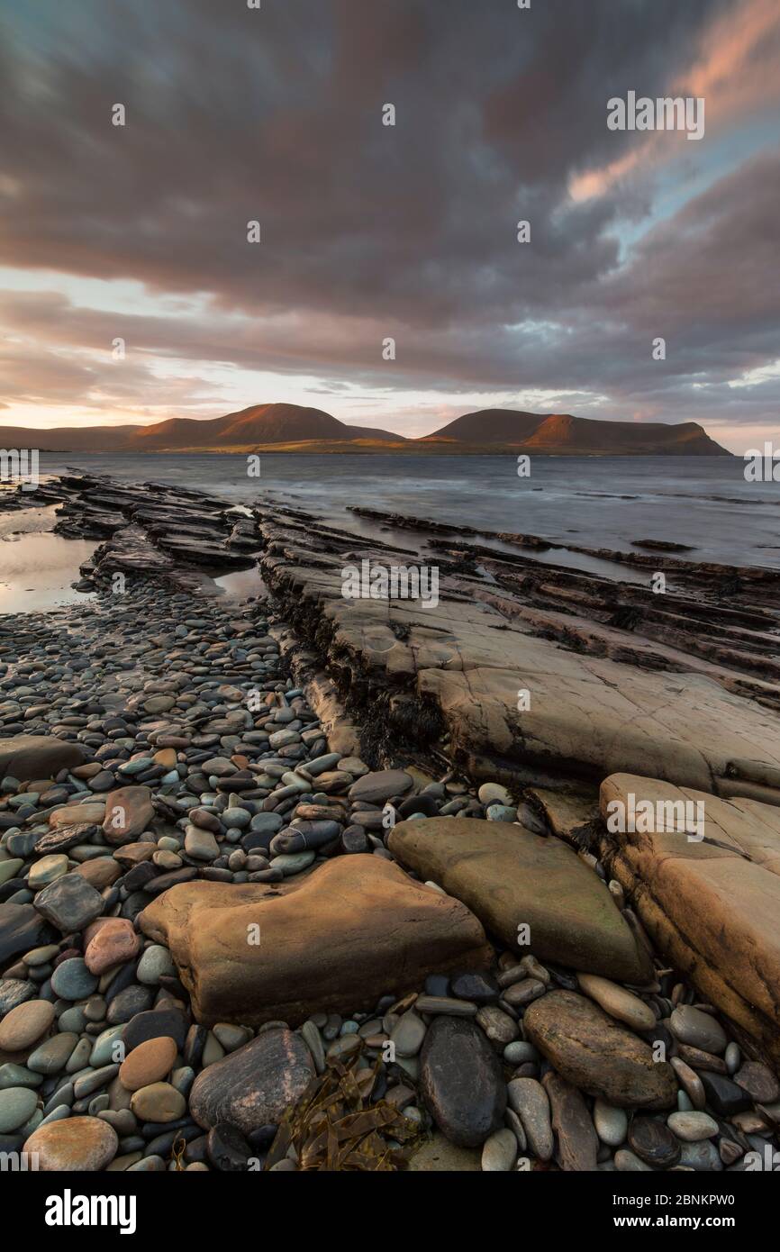 Warebeth Strand bei Sonnenaufgang mit Blick auf Hoy, Orkney, Schottland, UK, November 2014. Stockfoto