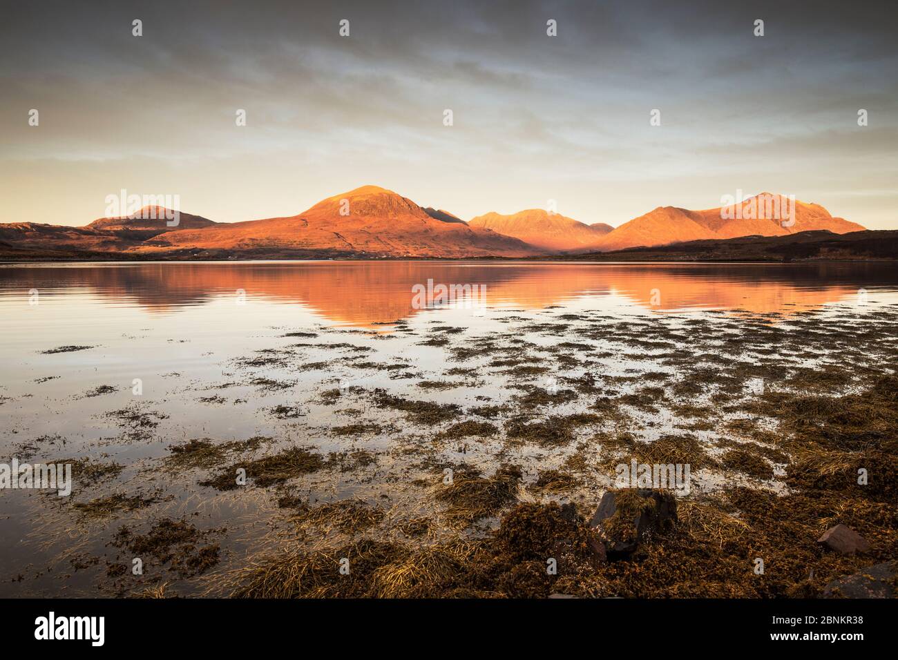 Abendlicht über Deception Bay, Loch Torridon mit Blick auf Liatach und Ben Alligan, Wester Ross, Schottland, November 2014. Stockfoto