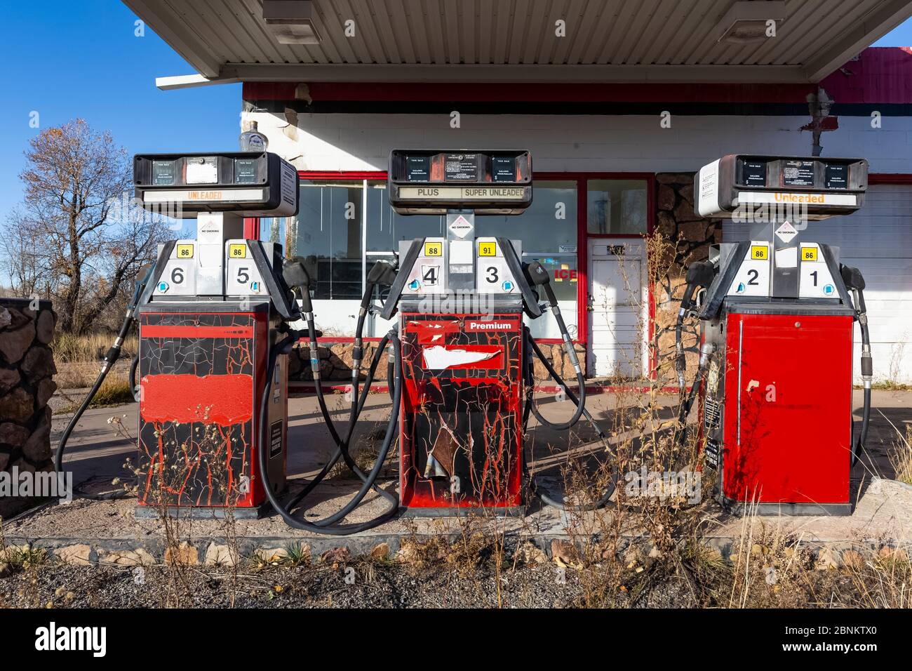 Stillgelegte Tankstelle in Chama, New Mexico, USA [Keine Eigentumsfreigabe; nur für redaktionelle Lizenzierung verfügbar] Stockfoto