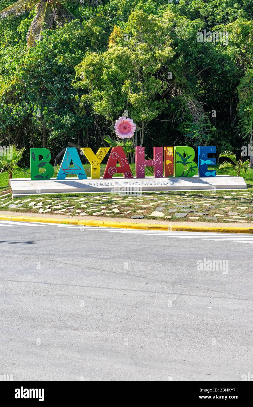 Amerika, Karibik, Großantillen, Dominikanische Republik, La Altagracia Province, Bayahibe, dekorative Schriftzüge am Eingang zu Bayahibe Stockfoto