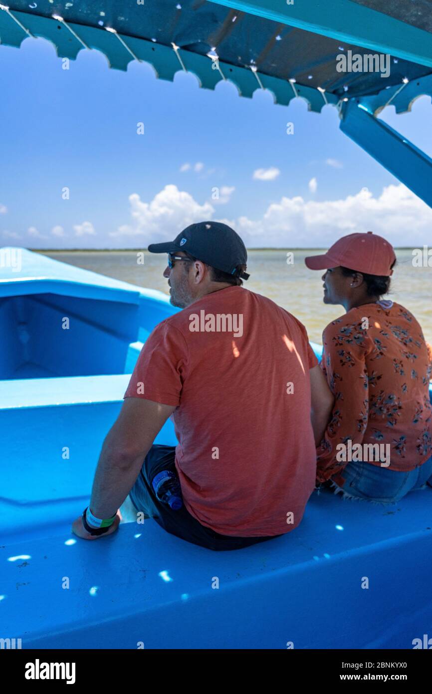 Amerika, Karibik, große Antillen, Dominikanische Republik, Oviedo, Laguna de Oviedo, Touristen auf einem Ausflugsboot auf der Laguna de Oviedo Stockfoto