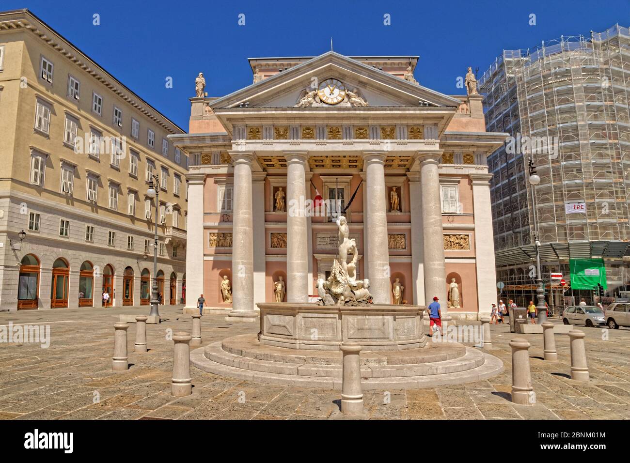 Die ehemalige Tempel - wie Triest Börse (jetzt der Triester Handelskammer) in der Piazza della Borsa, Triest, Italien. Stockfoto