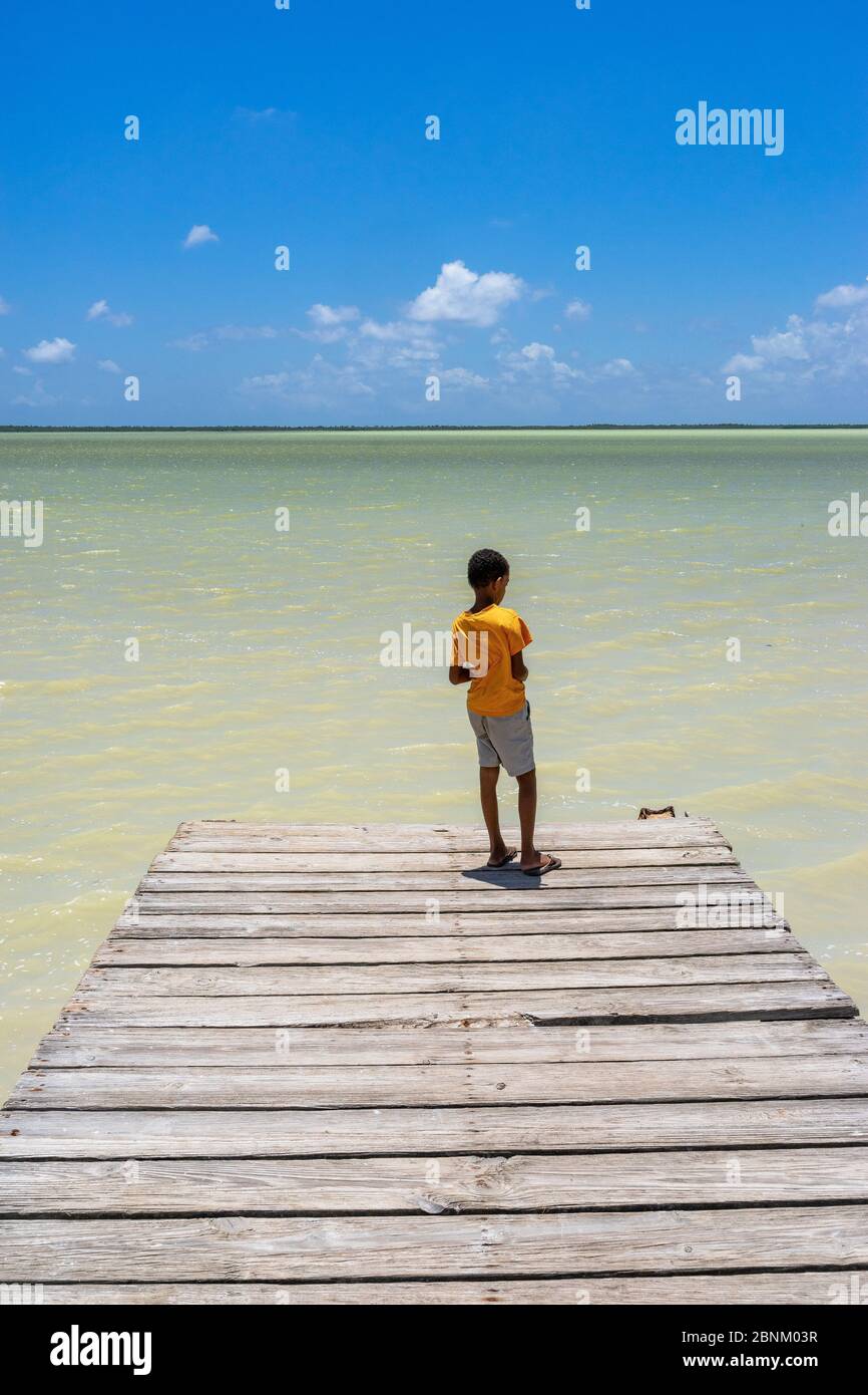 Amerika, Karibik, große Antillen, Dominikanische Republik, Oviedo, Laguna de Oviedo, Junge steht auf dem Steg am Salzwassersee Laguna de Oviedo Stockfoto