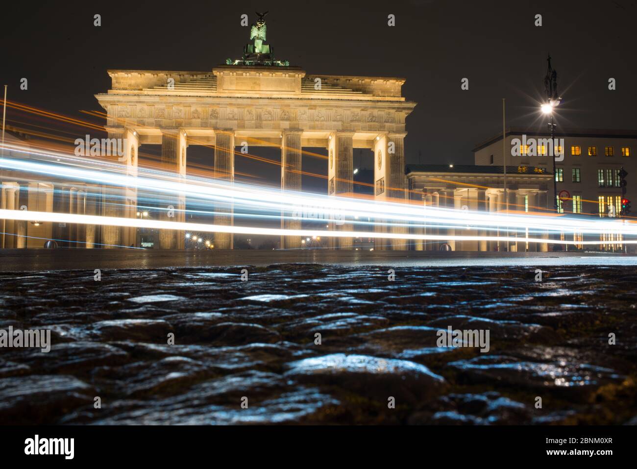 Das Brandenburger Tor, Berlin, bei Nacht abgebildet. Stockfoto