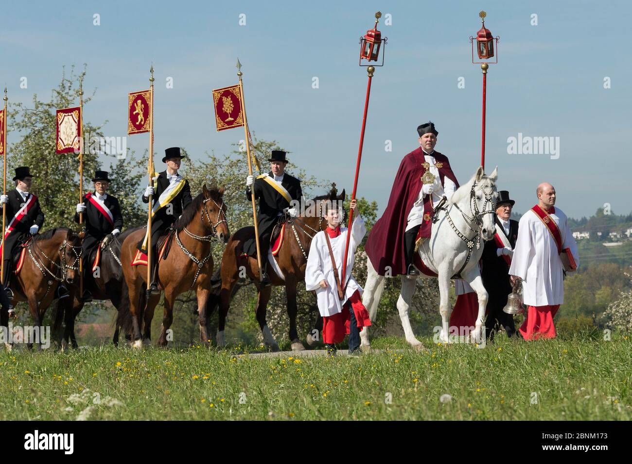 Der Blutritt (das Recht des Blutes) ist die größte europäische Prozession mit etwa 3,000 Fahrern, Weingarten, Baden-Württemberg, Deutschland. Mai 2016. Stockfoto