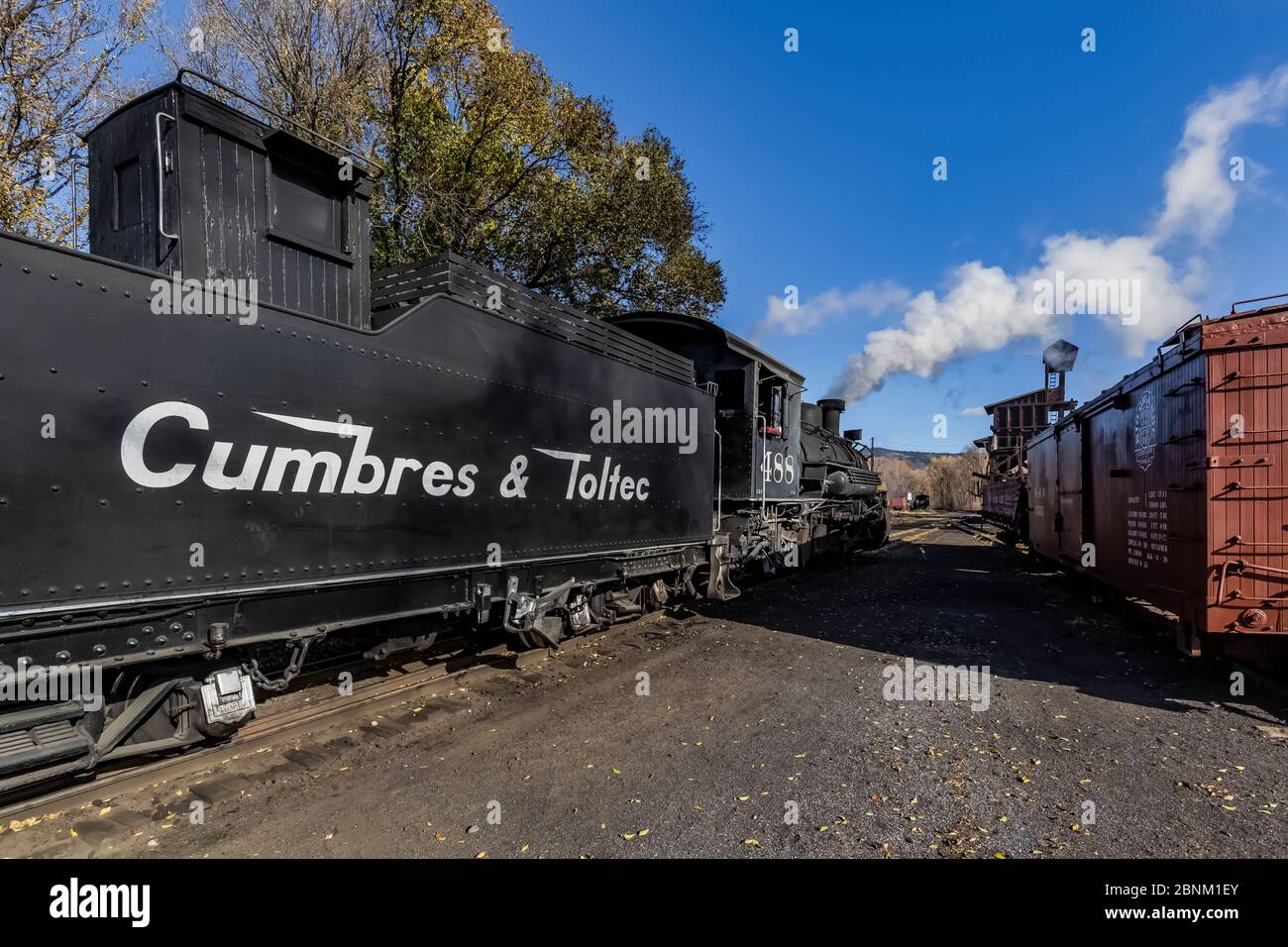 Dampflokomotive baut Dampf für die Arbeit mit den Passagieren, am Chama Bahnhof der Cumbres & Toltec Scenic Railroad in Chama, New Mexico, USA [N Stockfoto