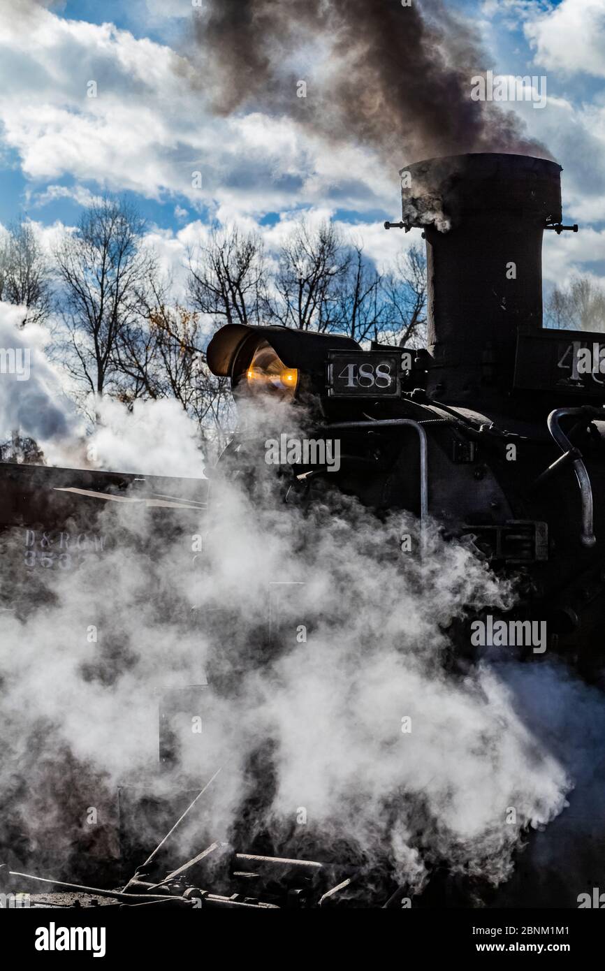 Dampflokomotive baut Dampf für die Arbeit mit den Passagieren, am Chama Bahnhof der Cumbres & Toltec Scenic Railroad in Chama, New Mexico, USA Stockfoto
