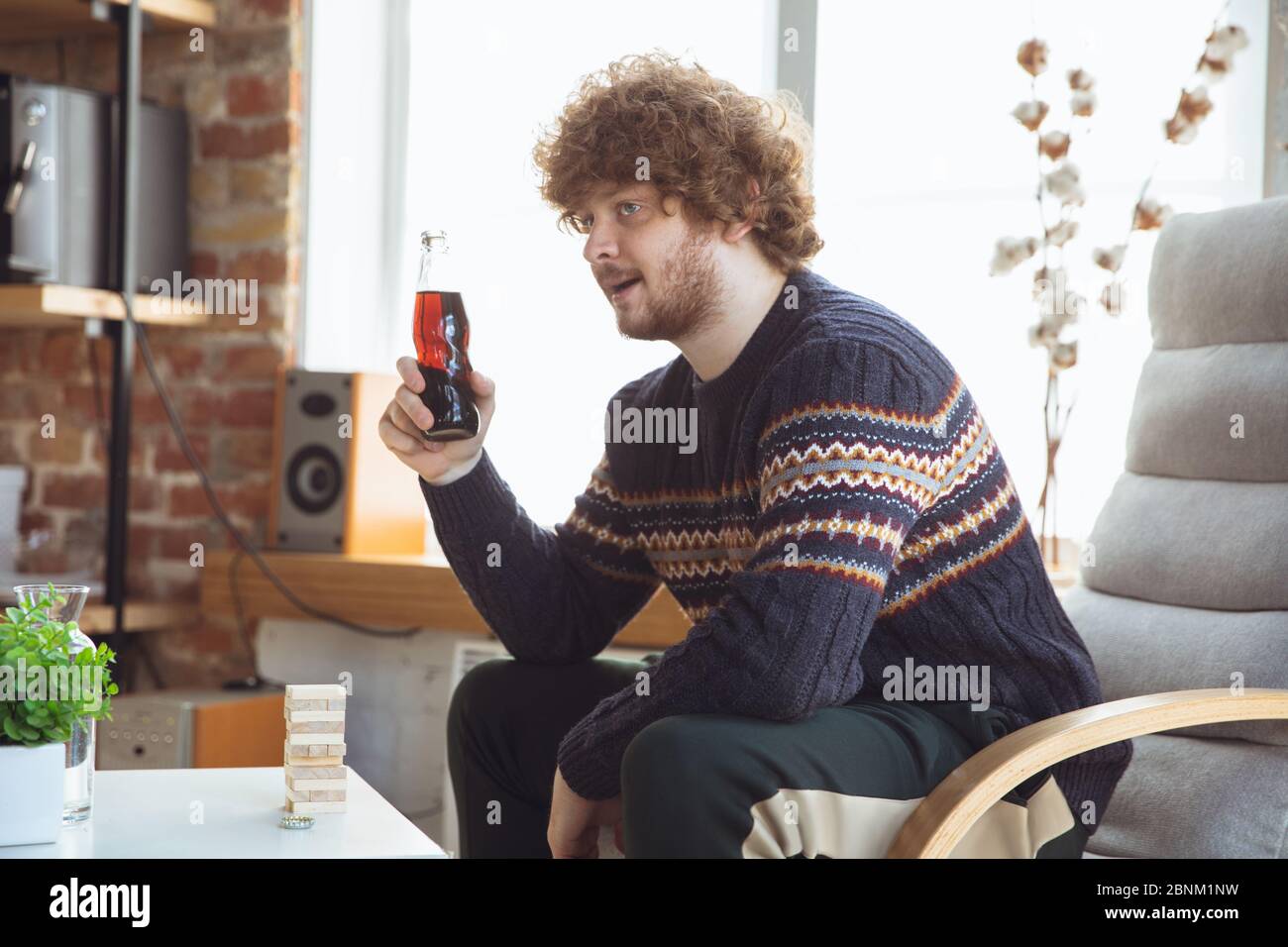 Porträt von Millennial Junge mit Retro-Stil, Treffen Dinge aus der Vergangenheit und Spaß haben. Generation of Digital Devices untersucht vergangene Unterhaltung der 90er Jahre. 90-s trendy Look, Jugend. Cola trinken. Stockfoto