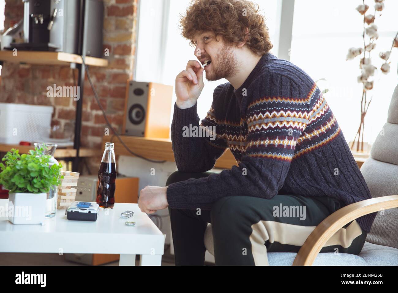 Porträt von Millennial Junge mit Retro-Stil, Treffen Dinge aus der Vergangenheit und Spaß haben. Generation of Digital Devices untersucht vergangene Unterhaltung der 90er Jahre. 90-s trendy Look, Jugend. Kaugummi. Stockfoto