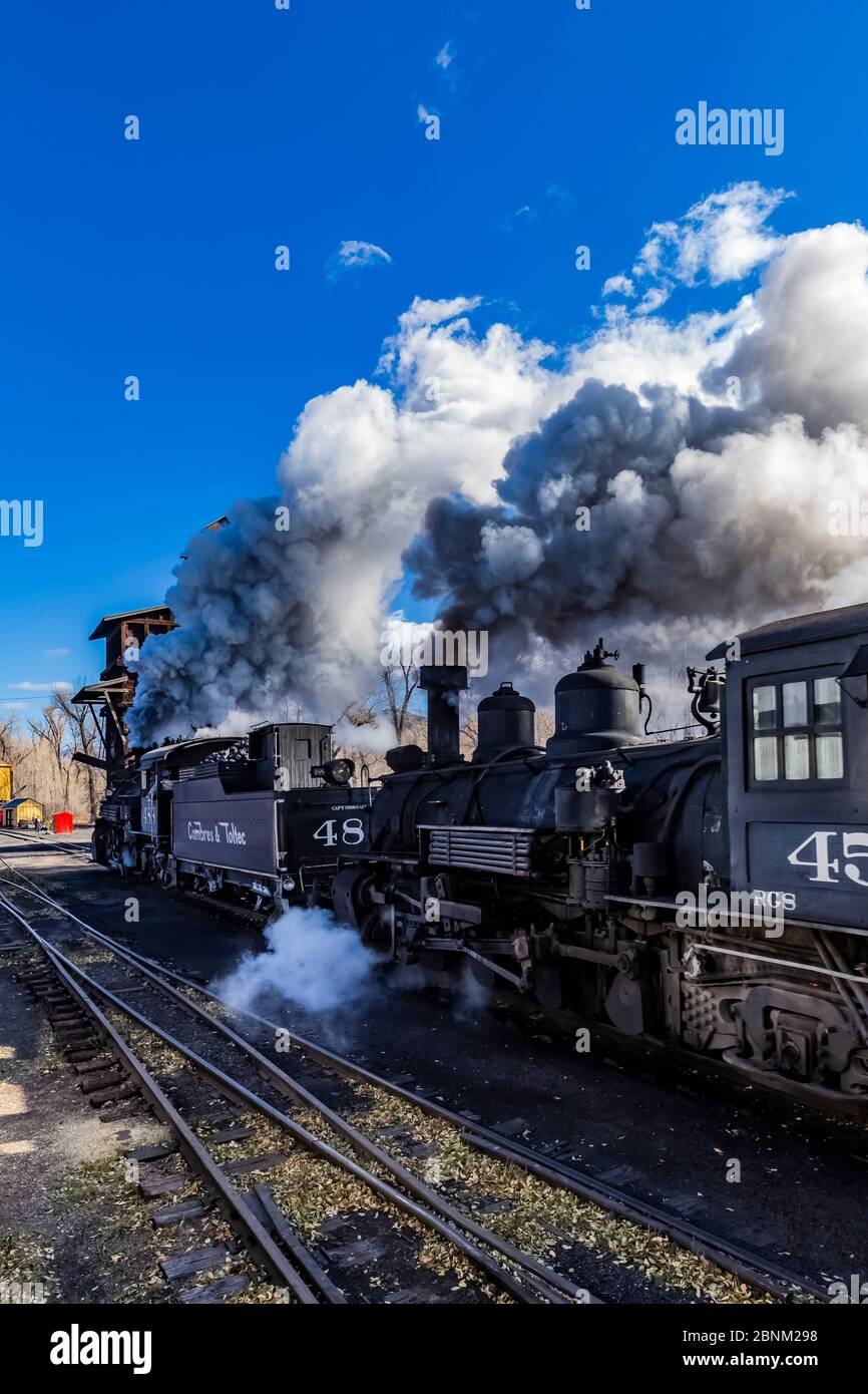 Dampflokomotive, die sich für die Arbeit mit den Passagieren vorbereitet, am Bahnhof Chama der Cumbres & Toltec Scenic Railroad in Chama, New Mexico, USA Stockfoto