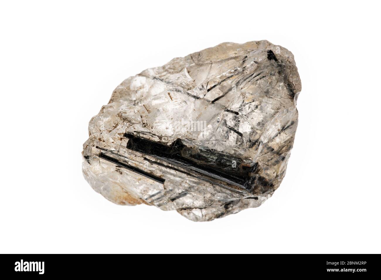 Quarz-Exemplar mit Turmalin, kristallinen Bor-Silikat-Mineral, auf weißem Hintergrund Stockfoto
