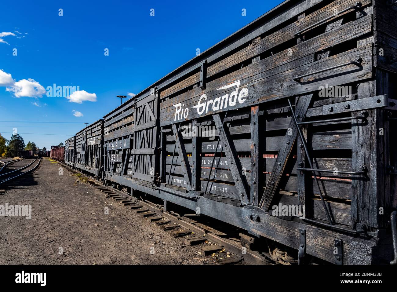 Stock-Autos am Bahnhof Chama der Cumbres & Toltec Scenic Railroad in Chama, New Mexico, USA Stockfoto